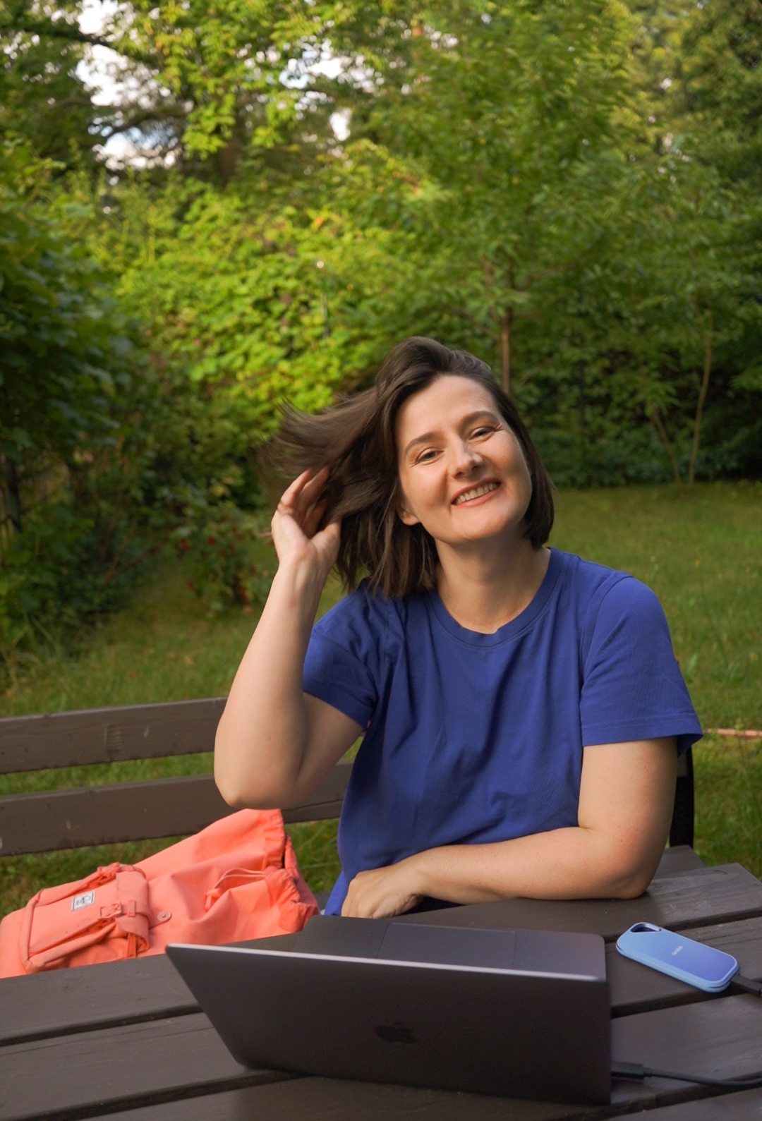 sandisk creatorC0609-2 Fotografka pracuje w plenerze z laptopem i dyskiem SanDisk Creator Pro